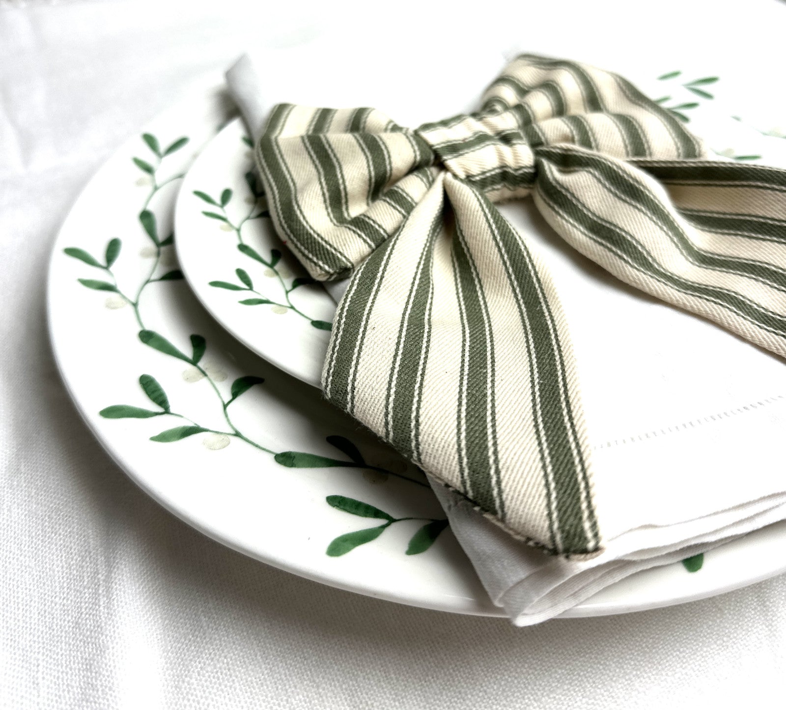 Mini bows, green ticking