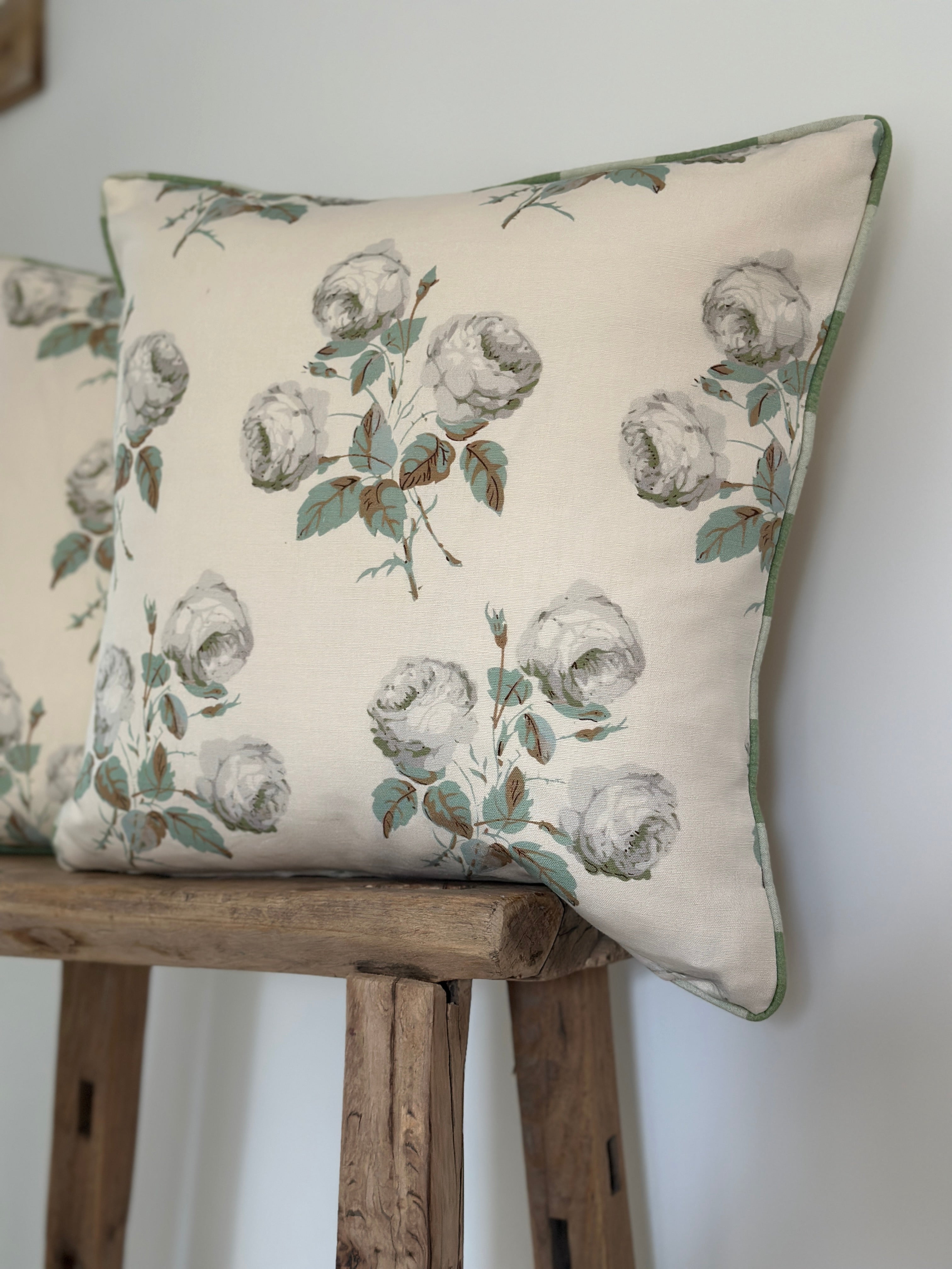 Bowwood cushion with contrast pipe
