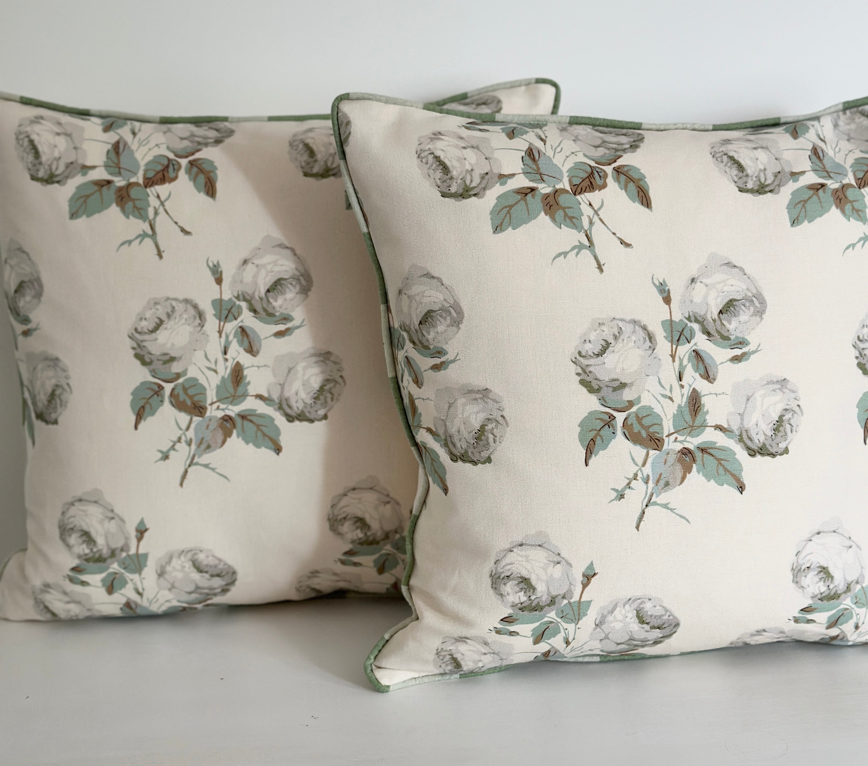 Bowwood cushion with contrast pipe