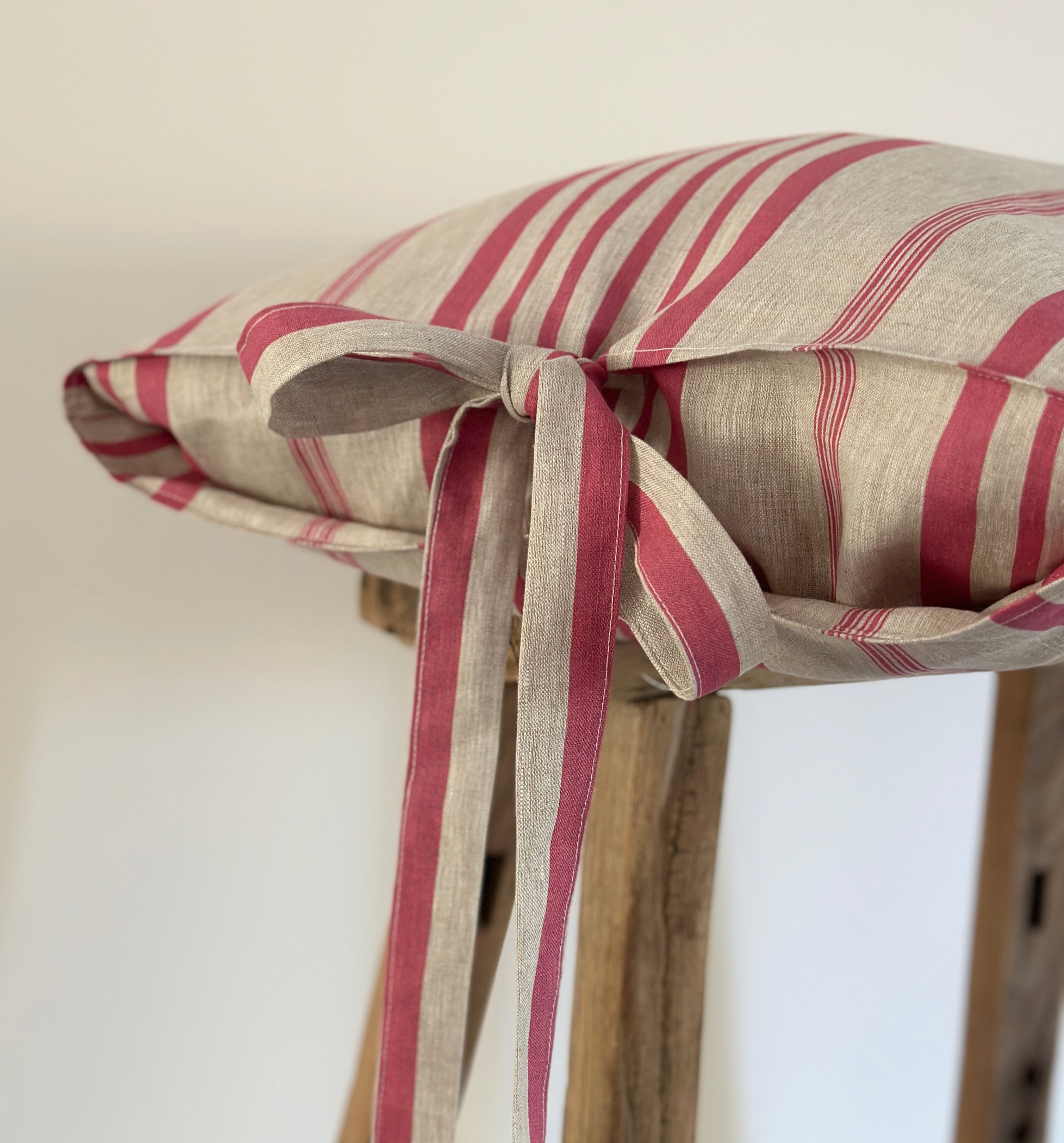 Jolly stripe tie cushion