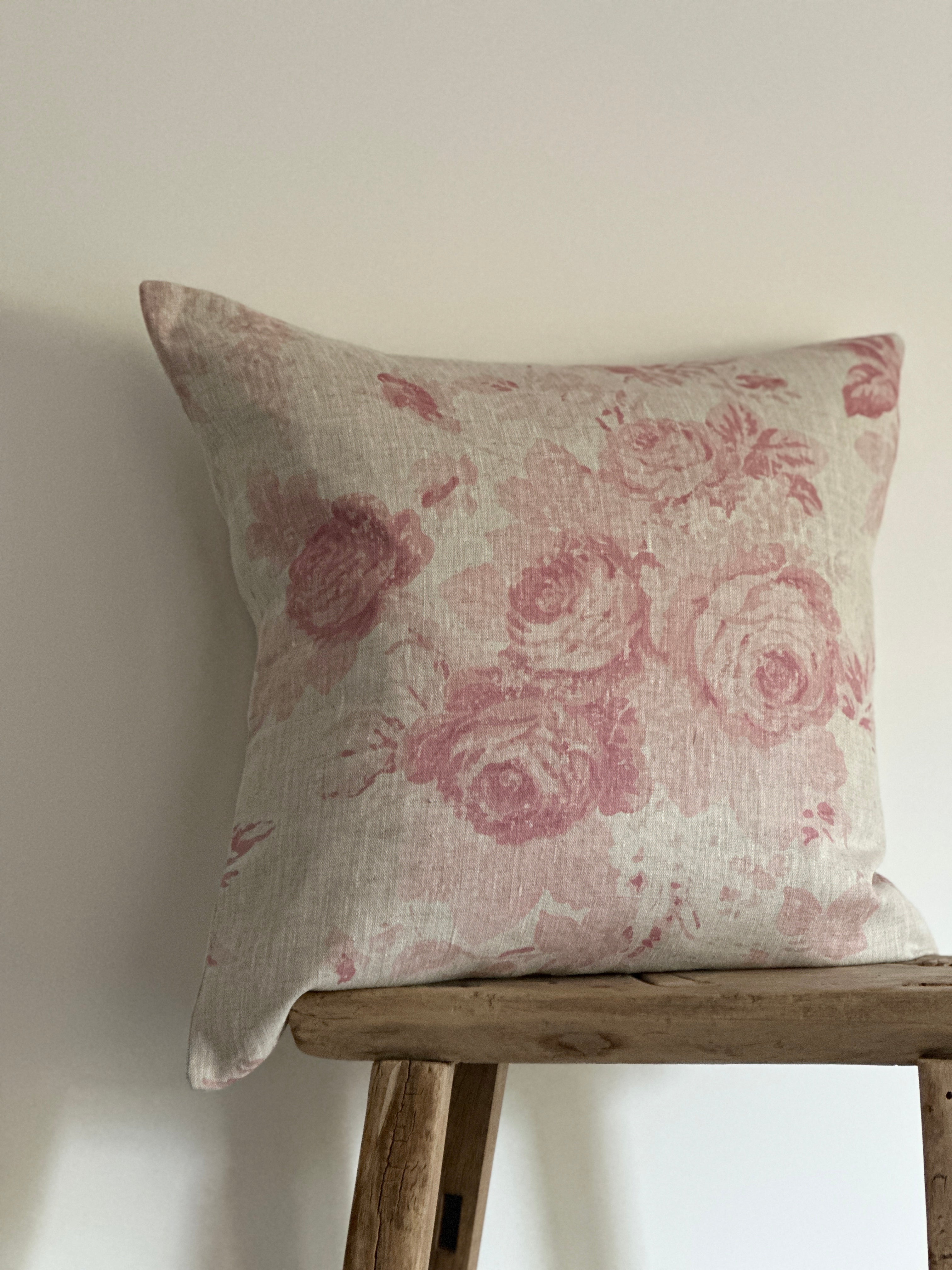 Mary pink cushion