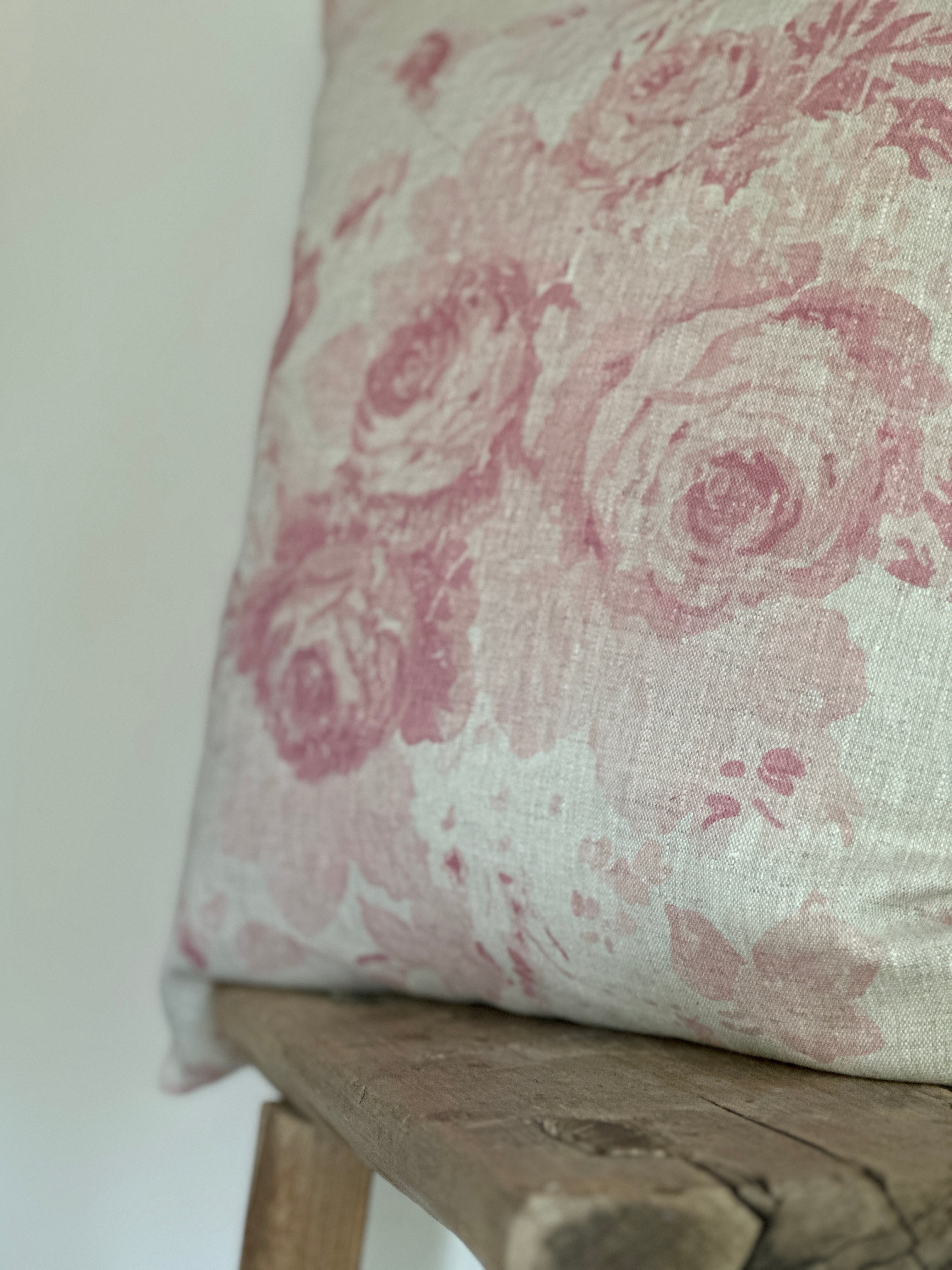 Mary pink cushion