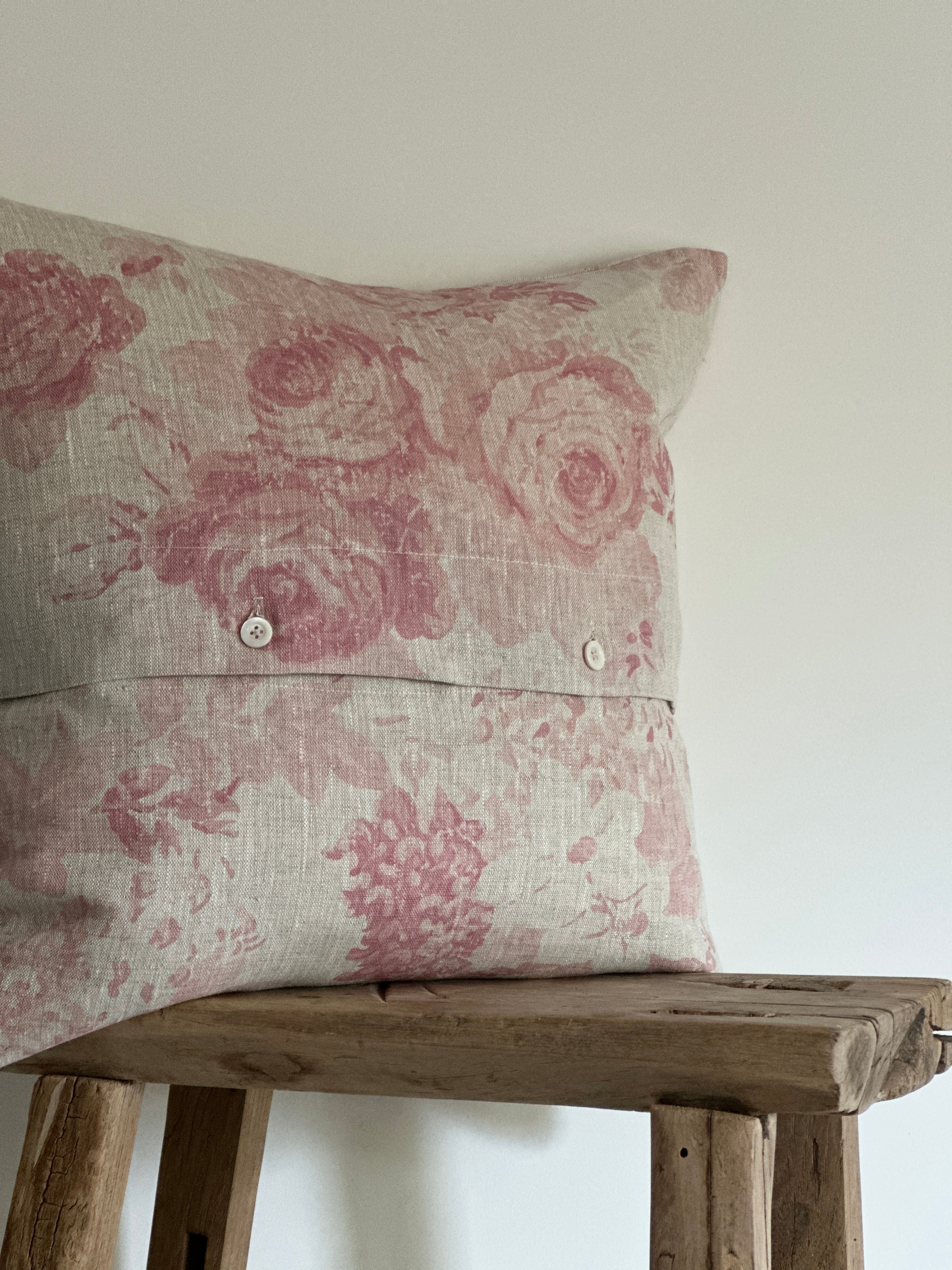 Mary pink cushion