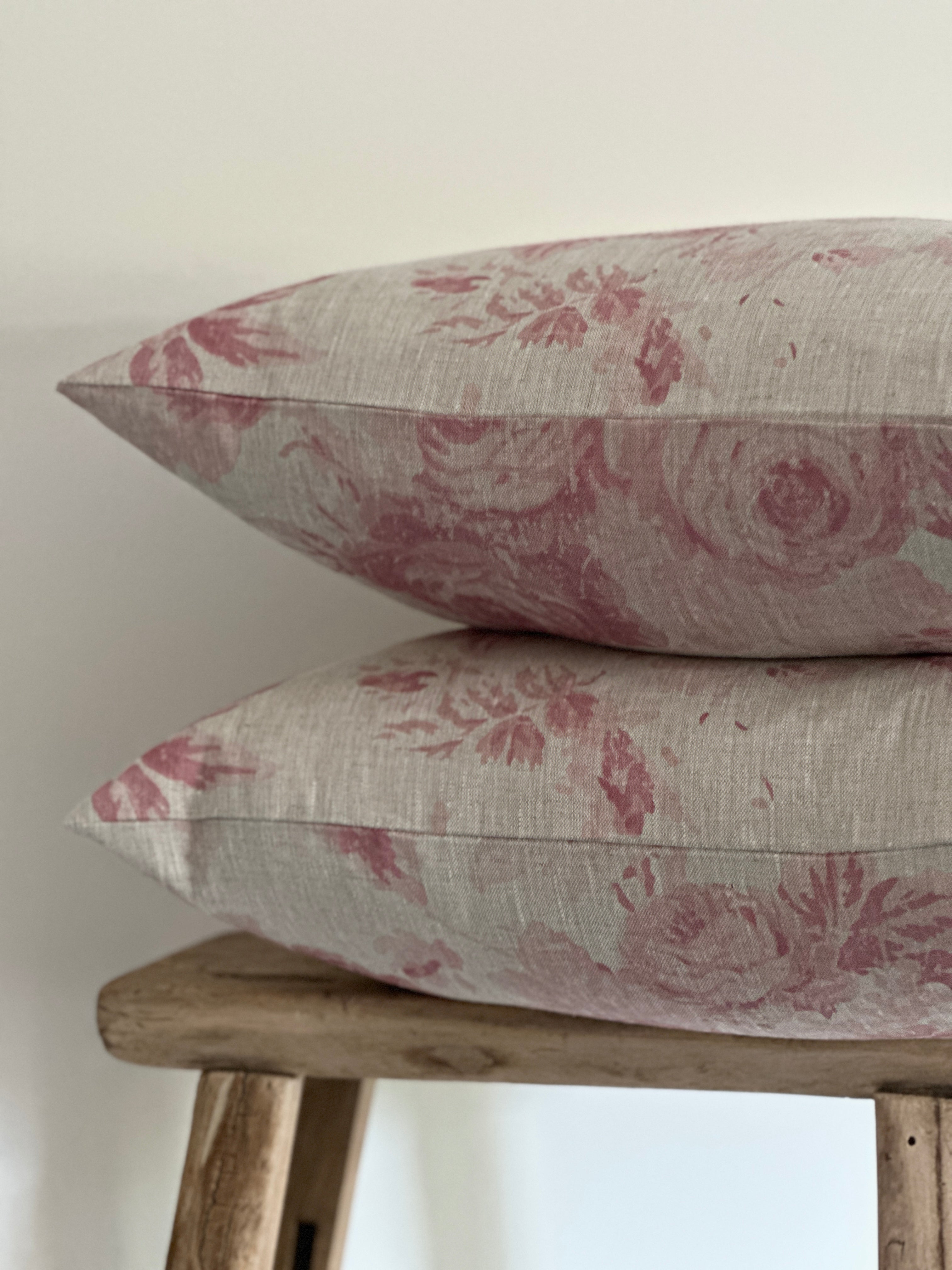 Mary pink cushion