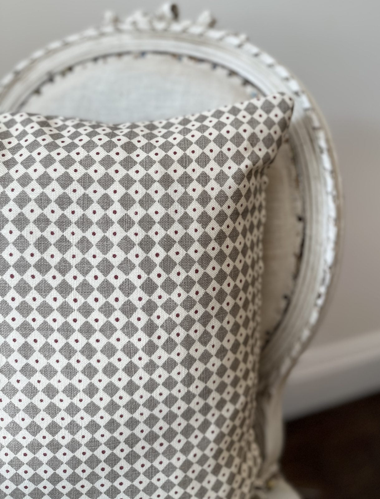 Diamond dot 18" cushion