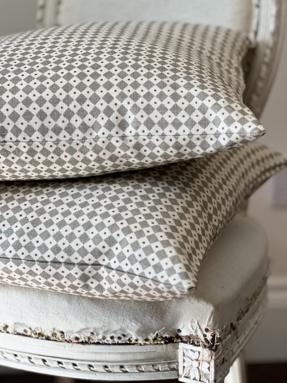 Diamond dot 18" cushion