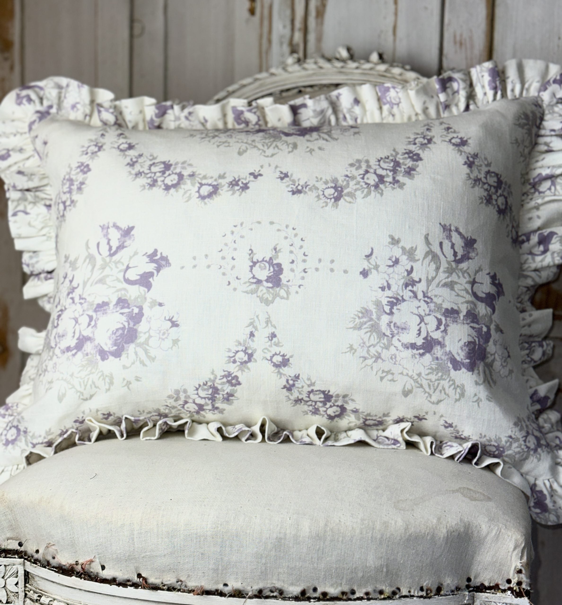 Bees Lilac large oblong cushion