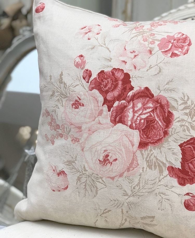 Red roses linen cushion