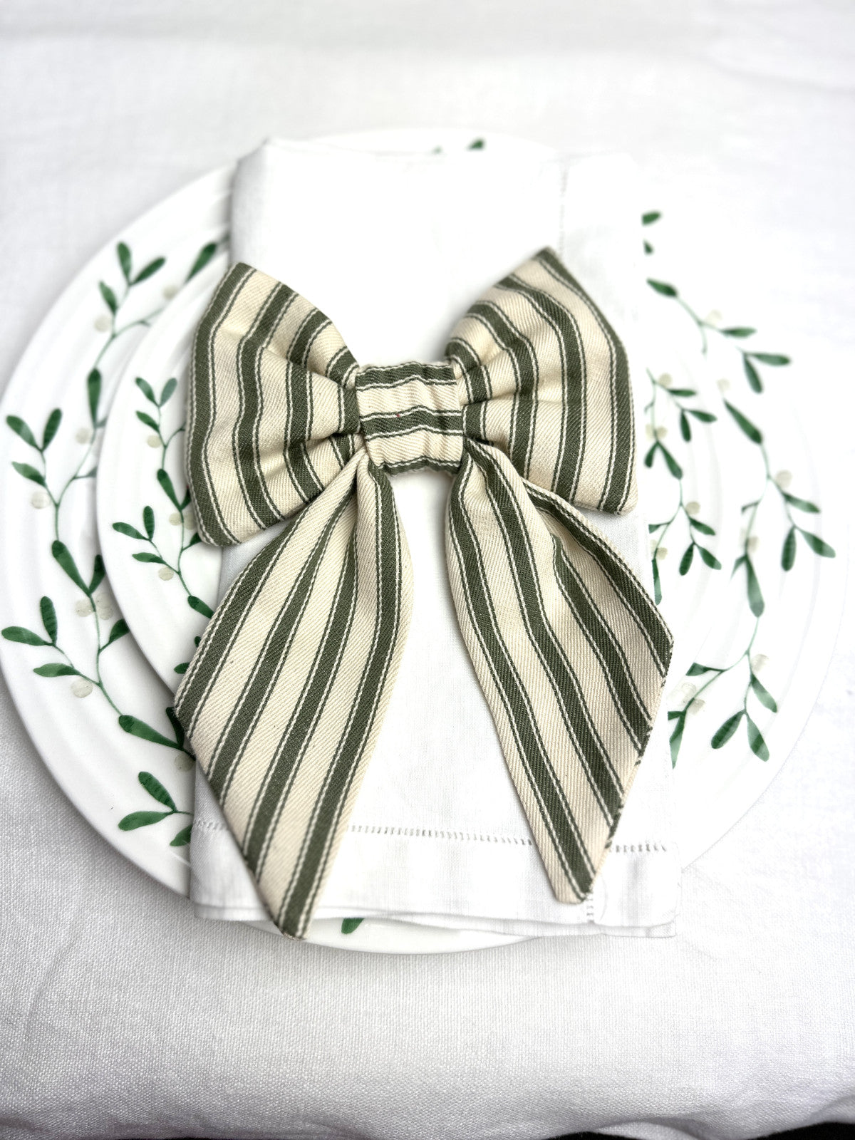 Mini bows, green ticking