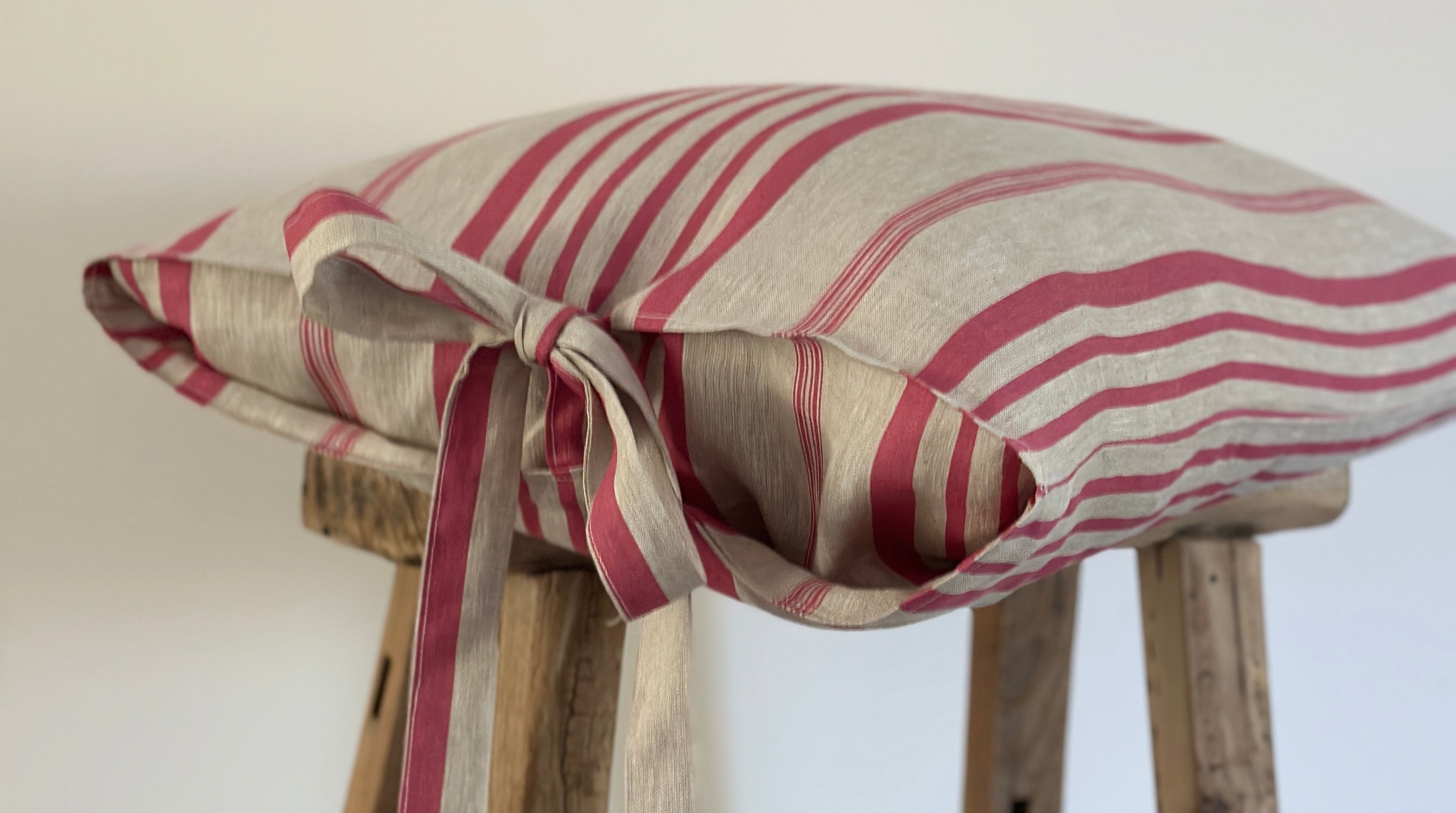 Jolly stripe tie cushion