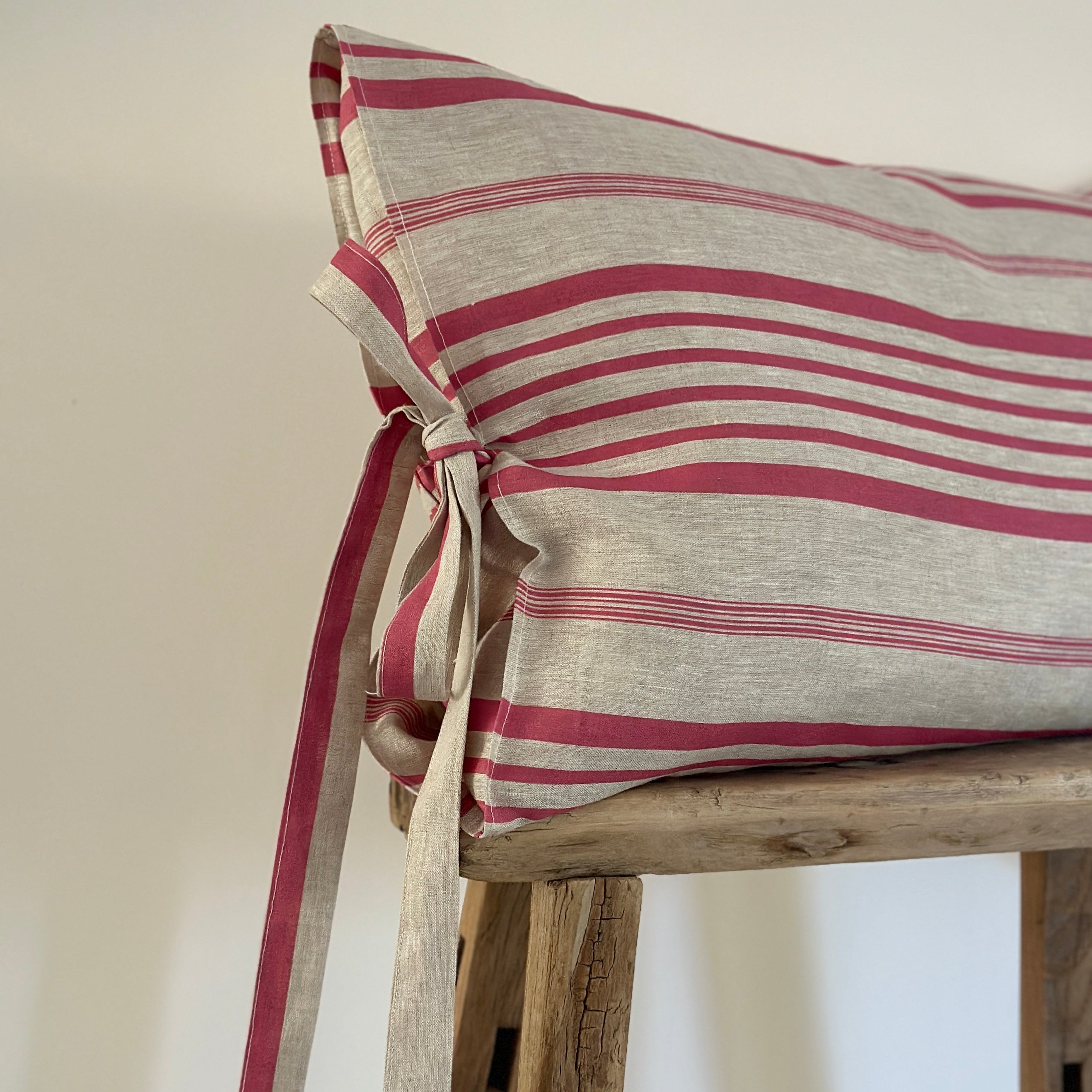 Jolly stripe tie cushion