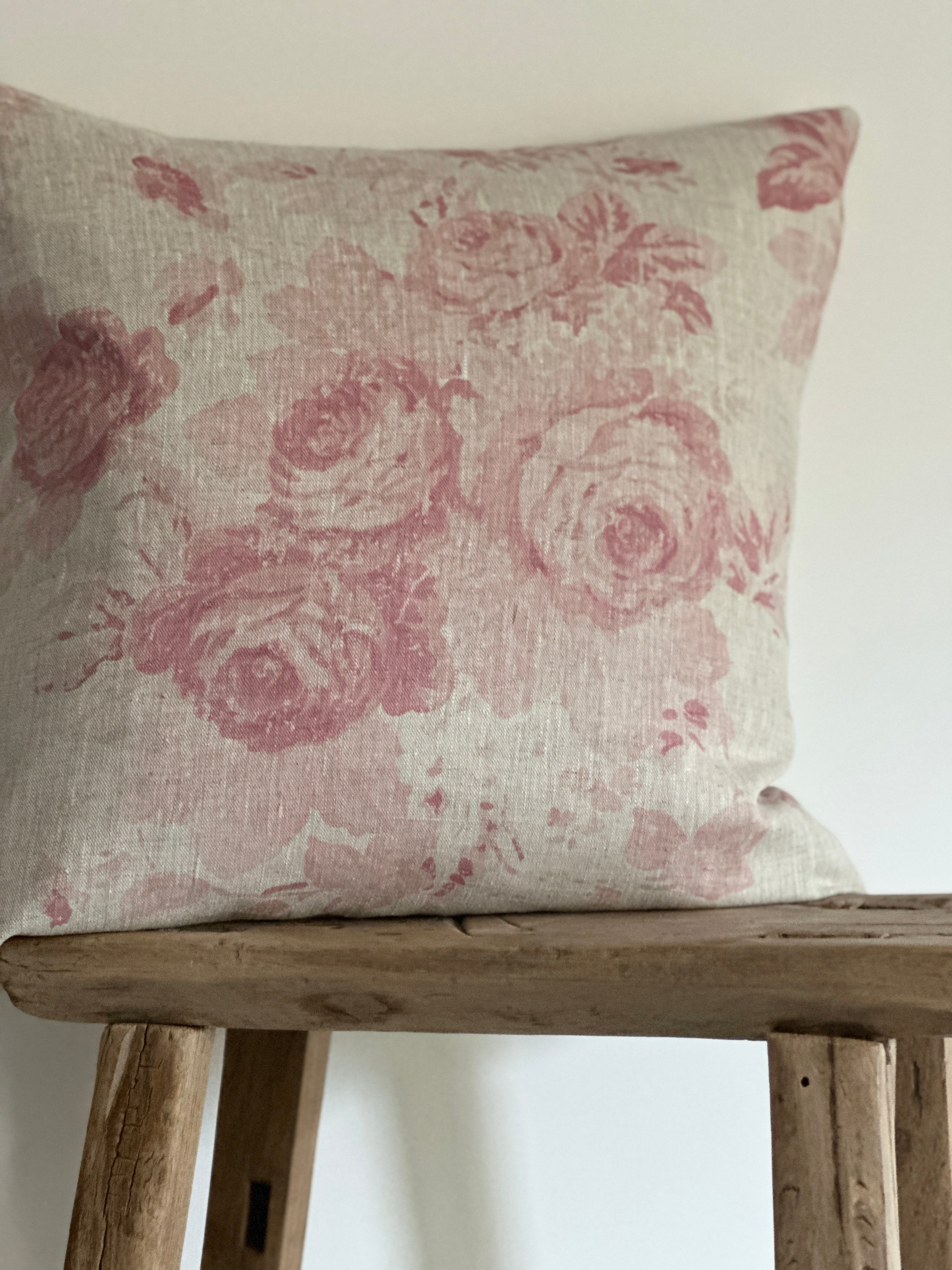 Mary pink cushion