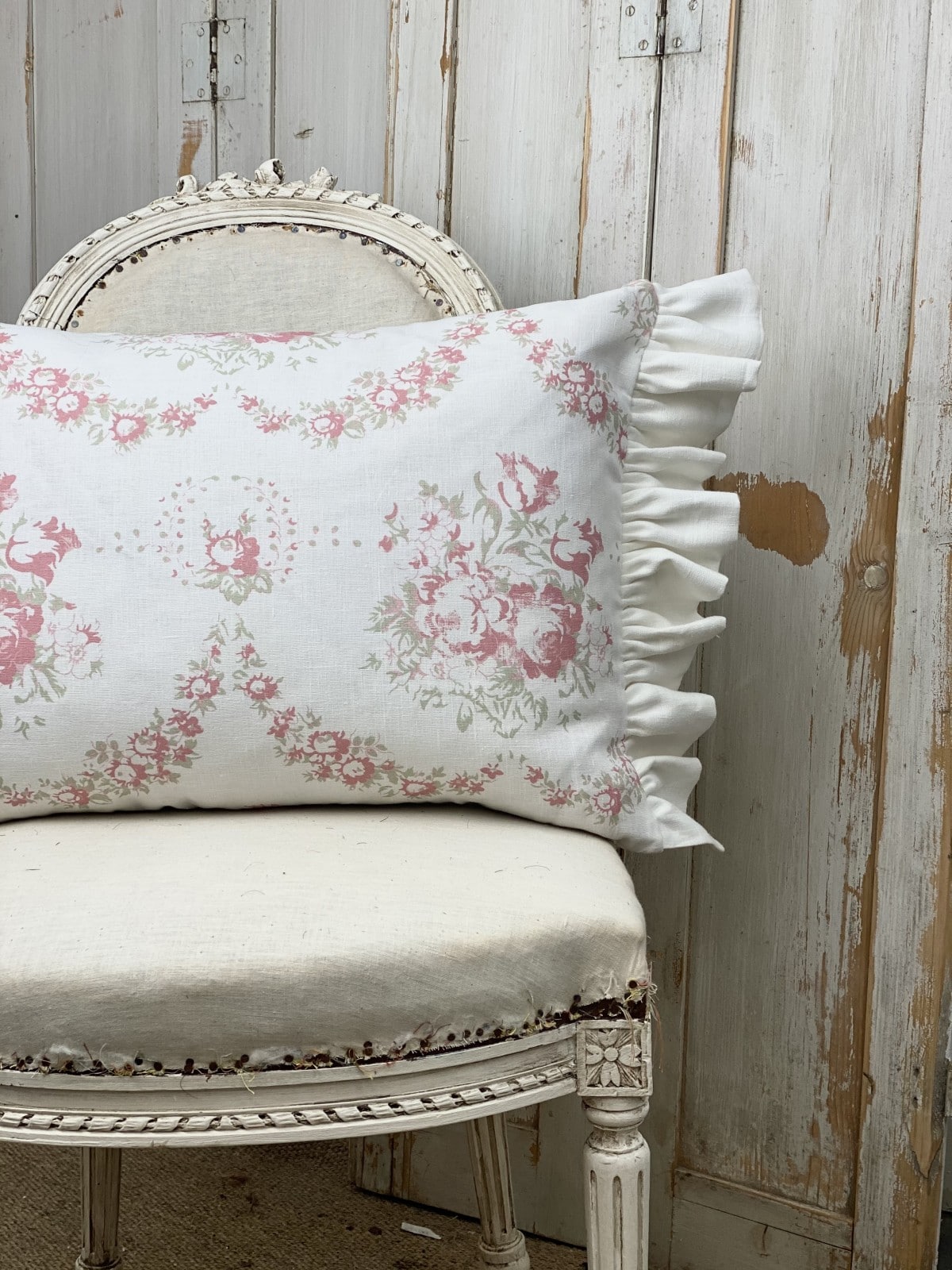 Bees Large oblong with frilled ends