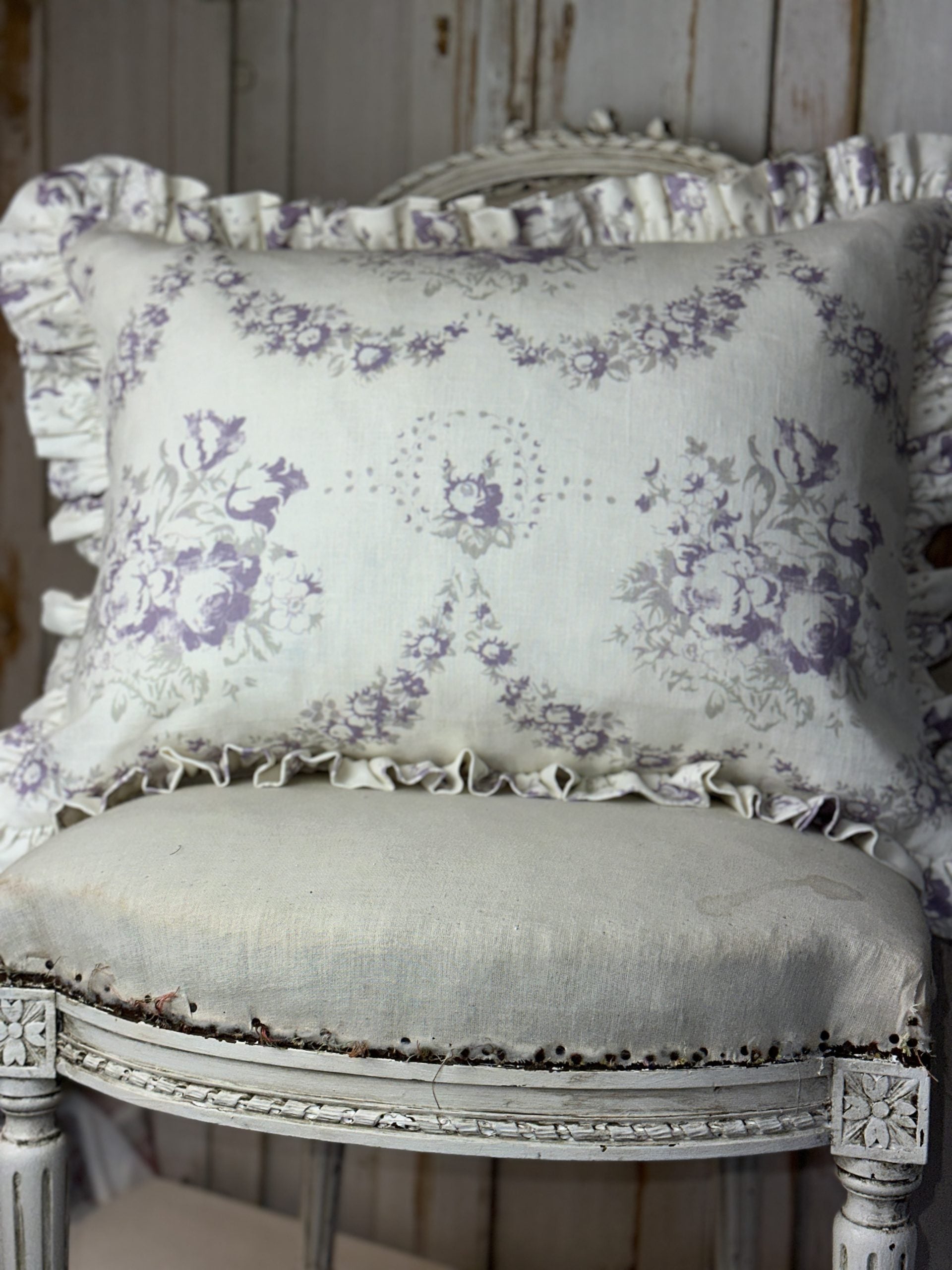 Bees Lilac large oblong cushion