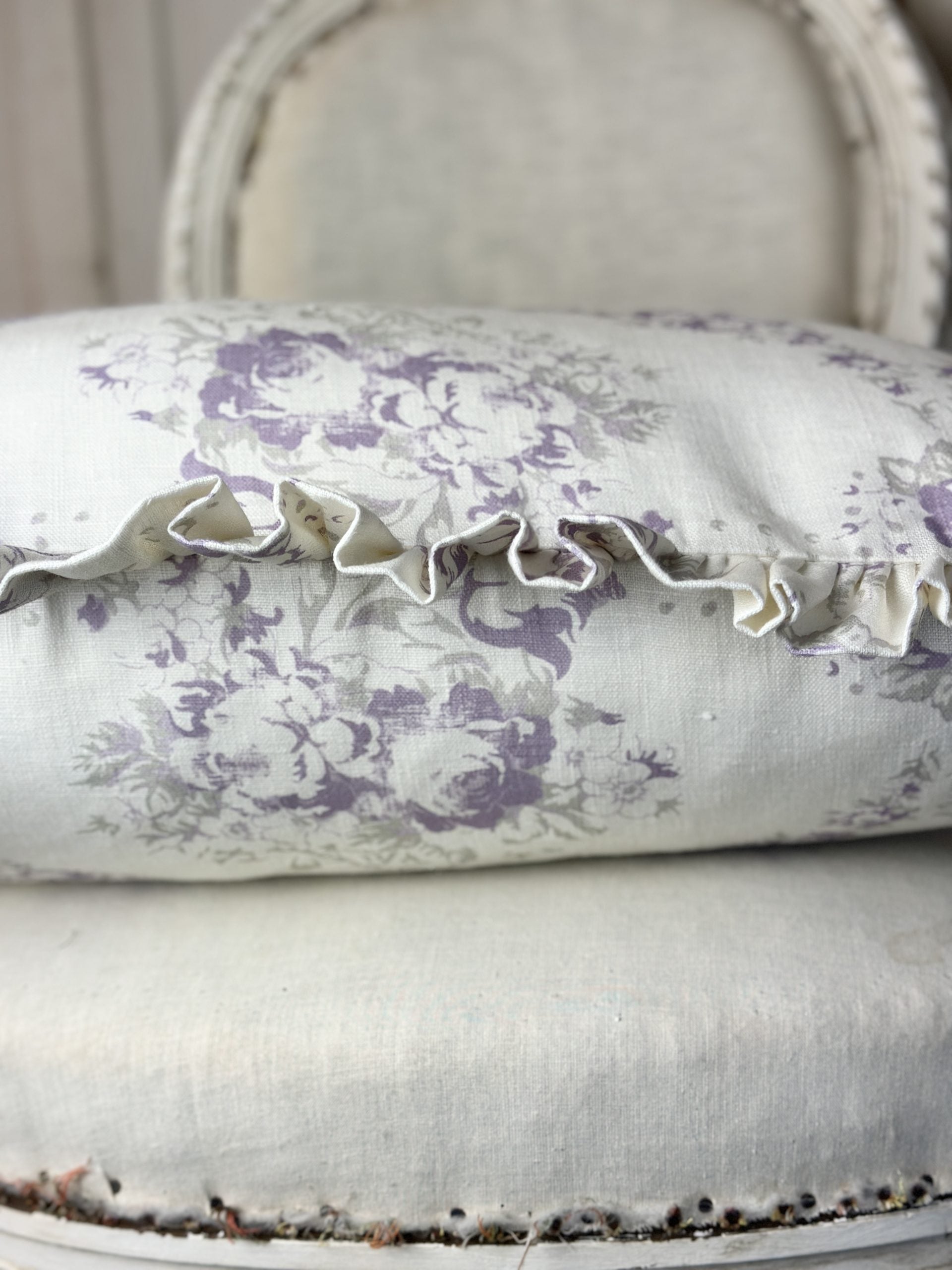 Bees Lilac large oblong cushion